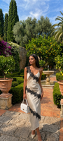 Abito elegante in satin con bordi in pizzo nero