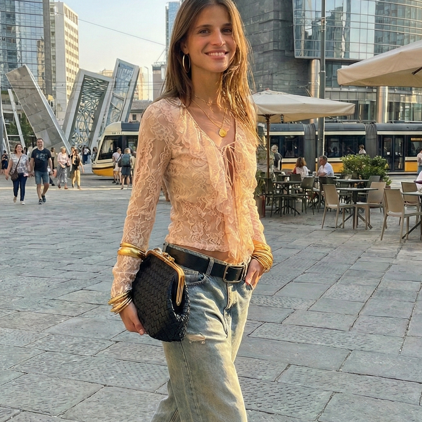 Blusa a Maniche Lunghe in Pizzo Semitrasparente