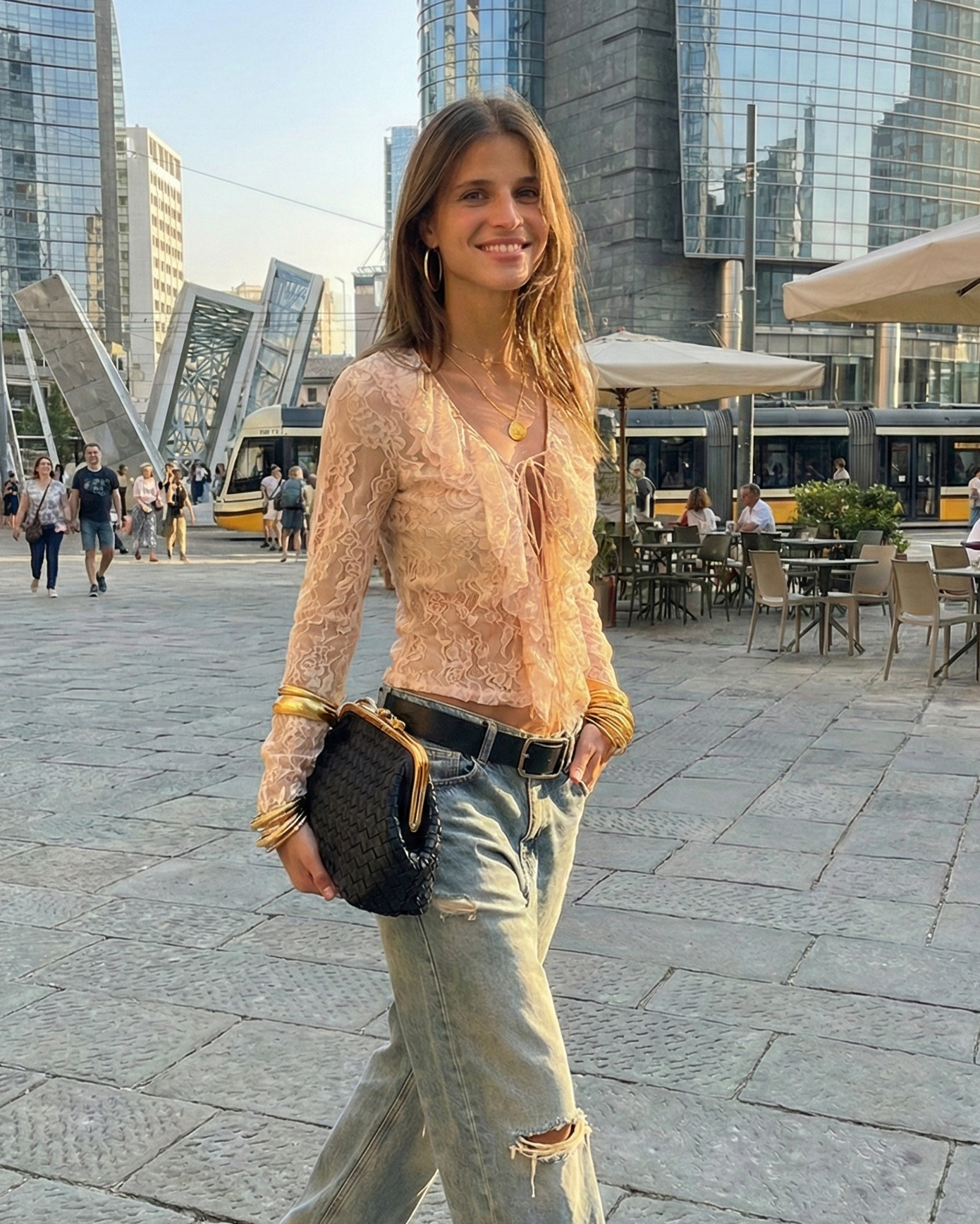 Blusa a Maniche Lunghe in Pizzo Semitrasparente