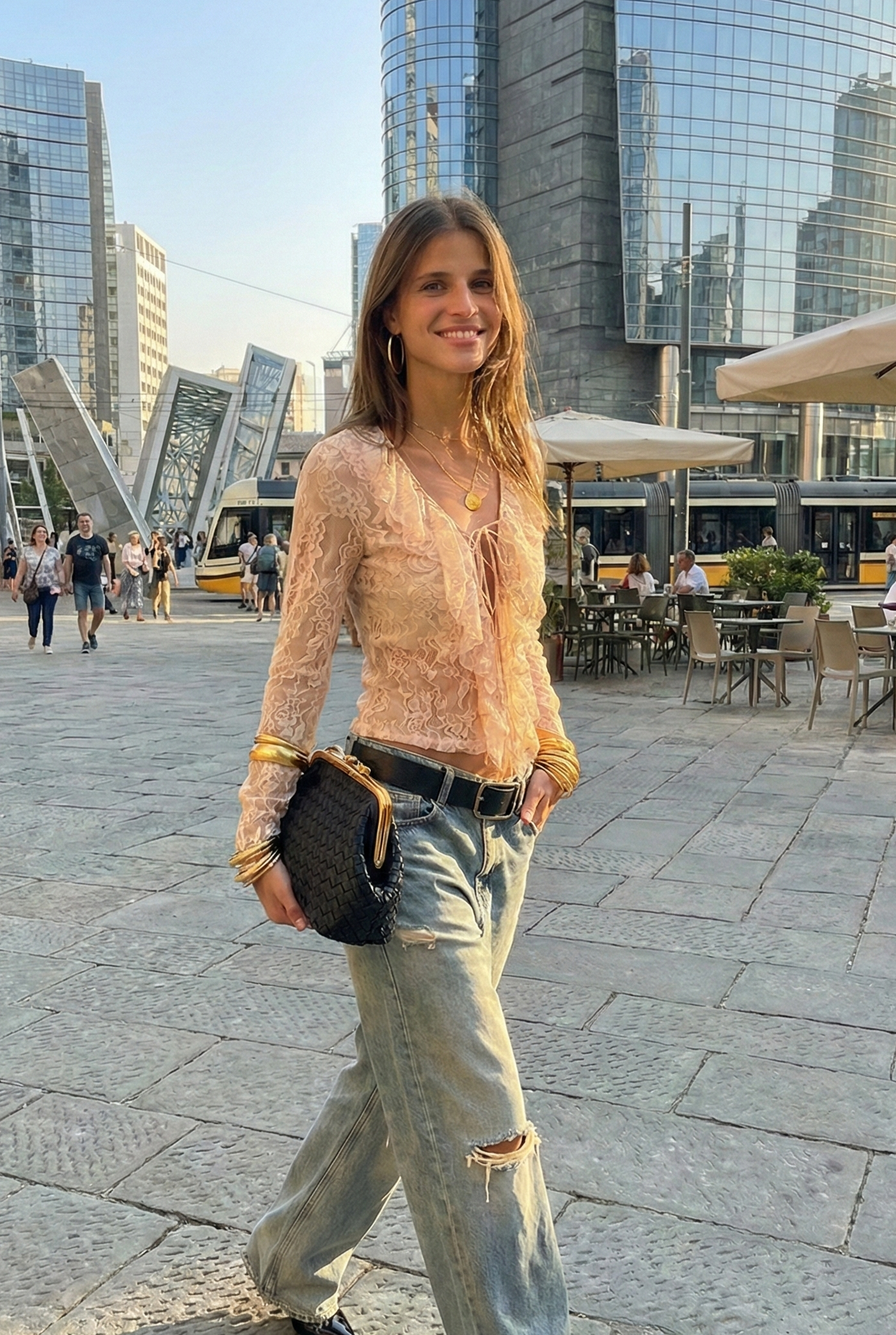 Blusa a Maniche Lunghe in Pizzo Semitrasparente