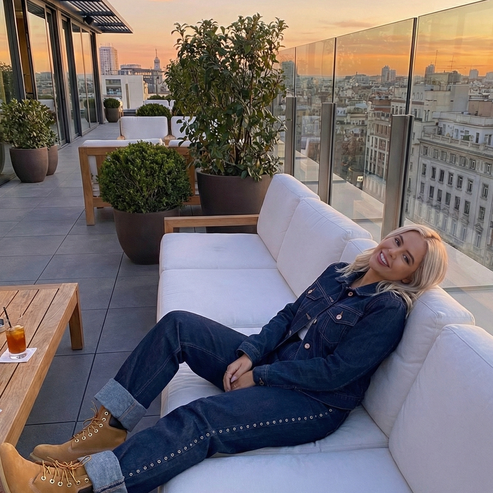 Jeans Straight Fit con Borchie