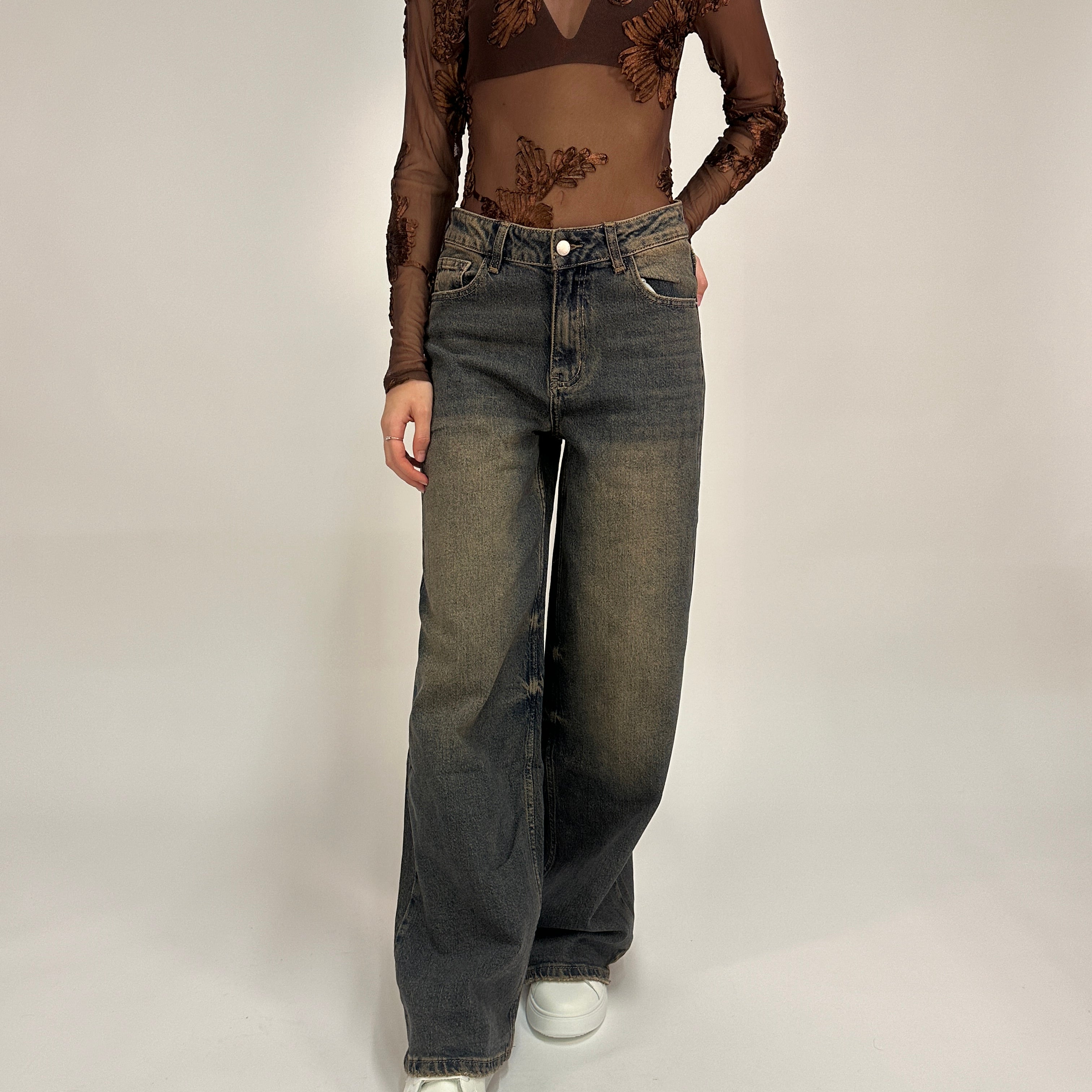 Body marrone con ricami floreali