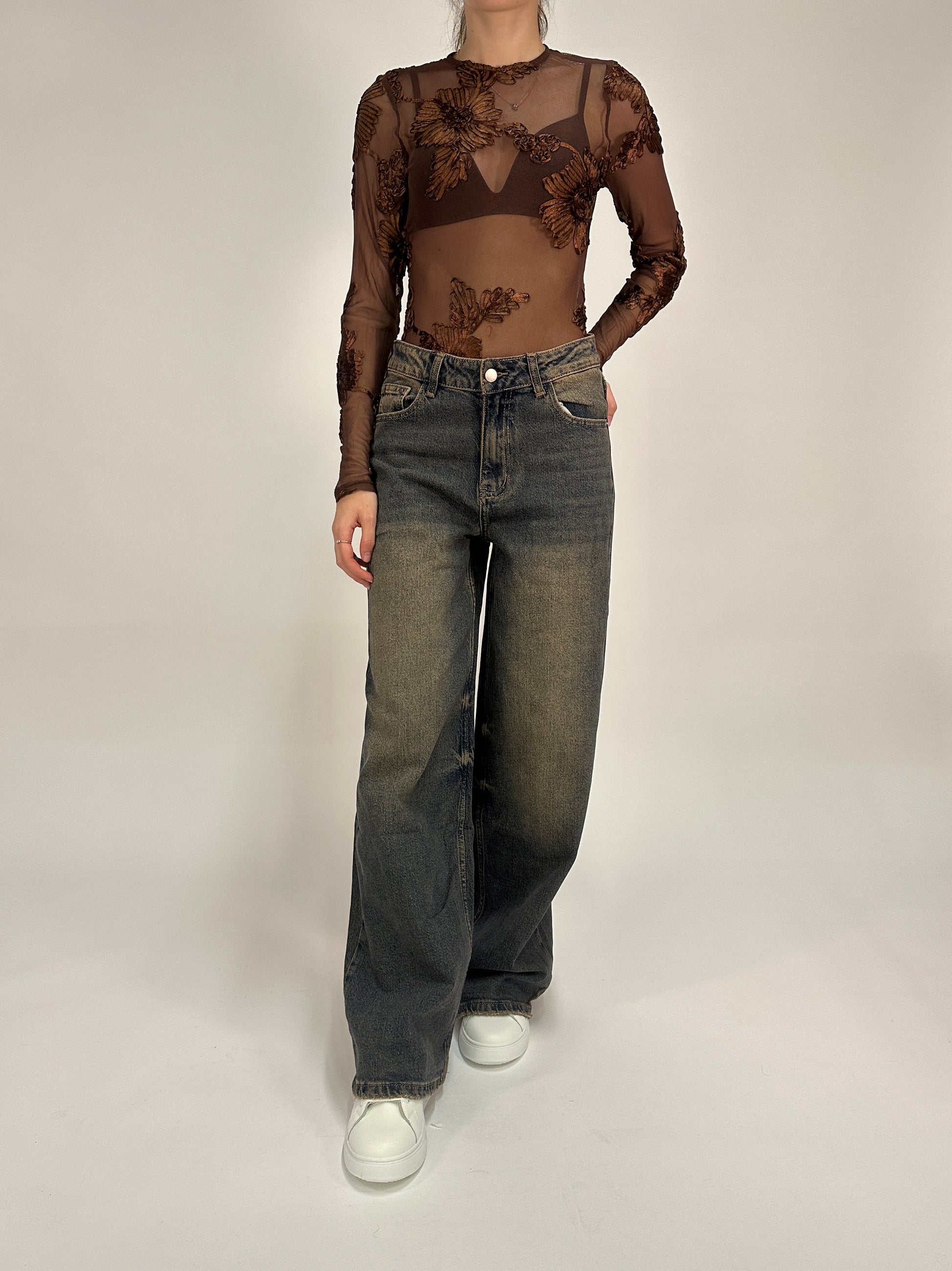 Body marrone con ricami floreali