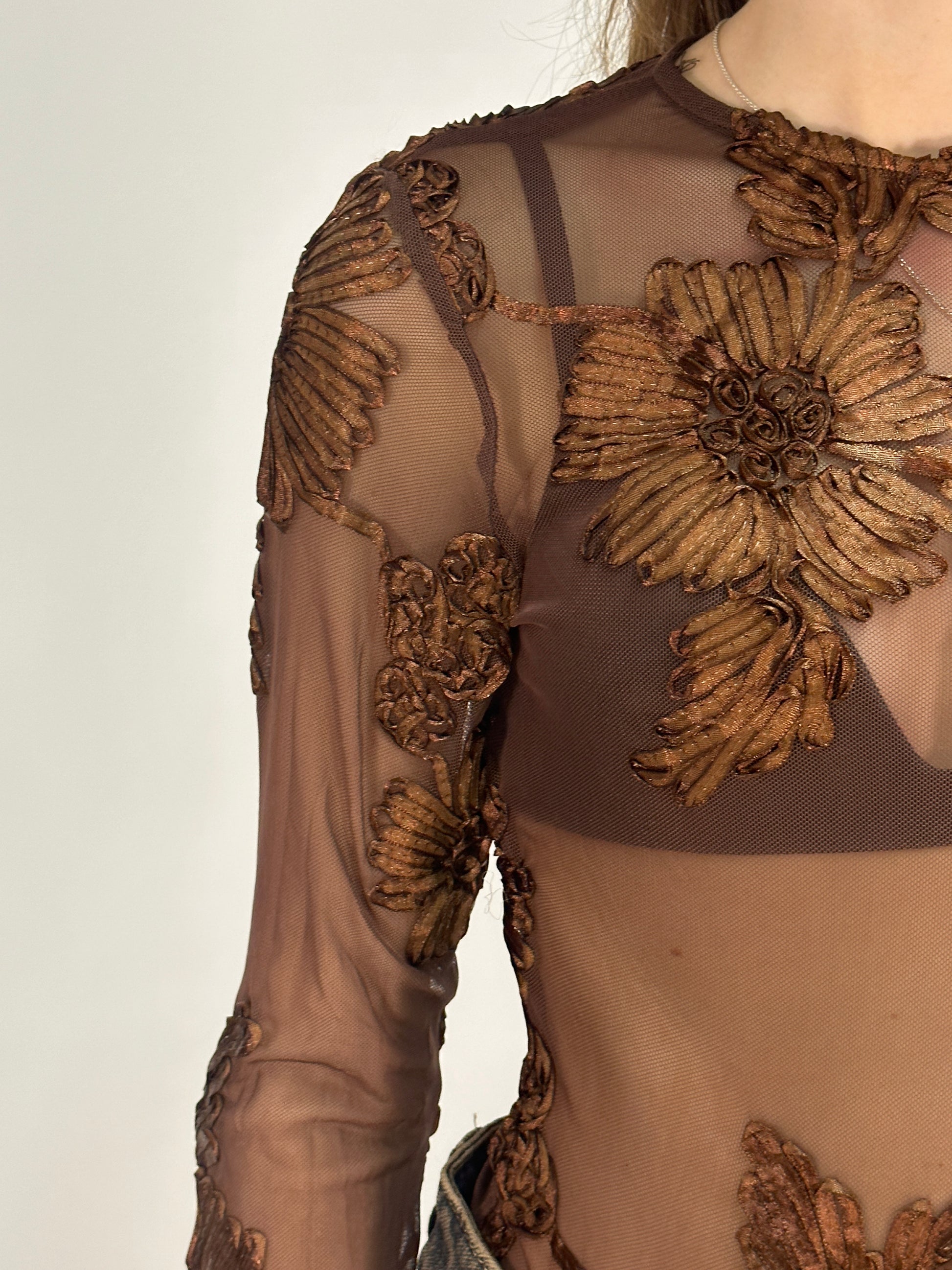 Body marrone con ricami floreali