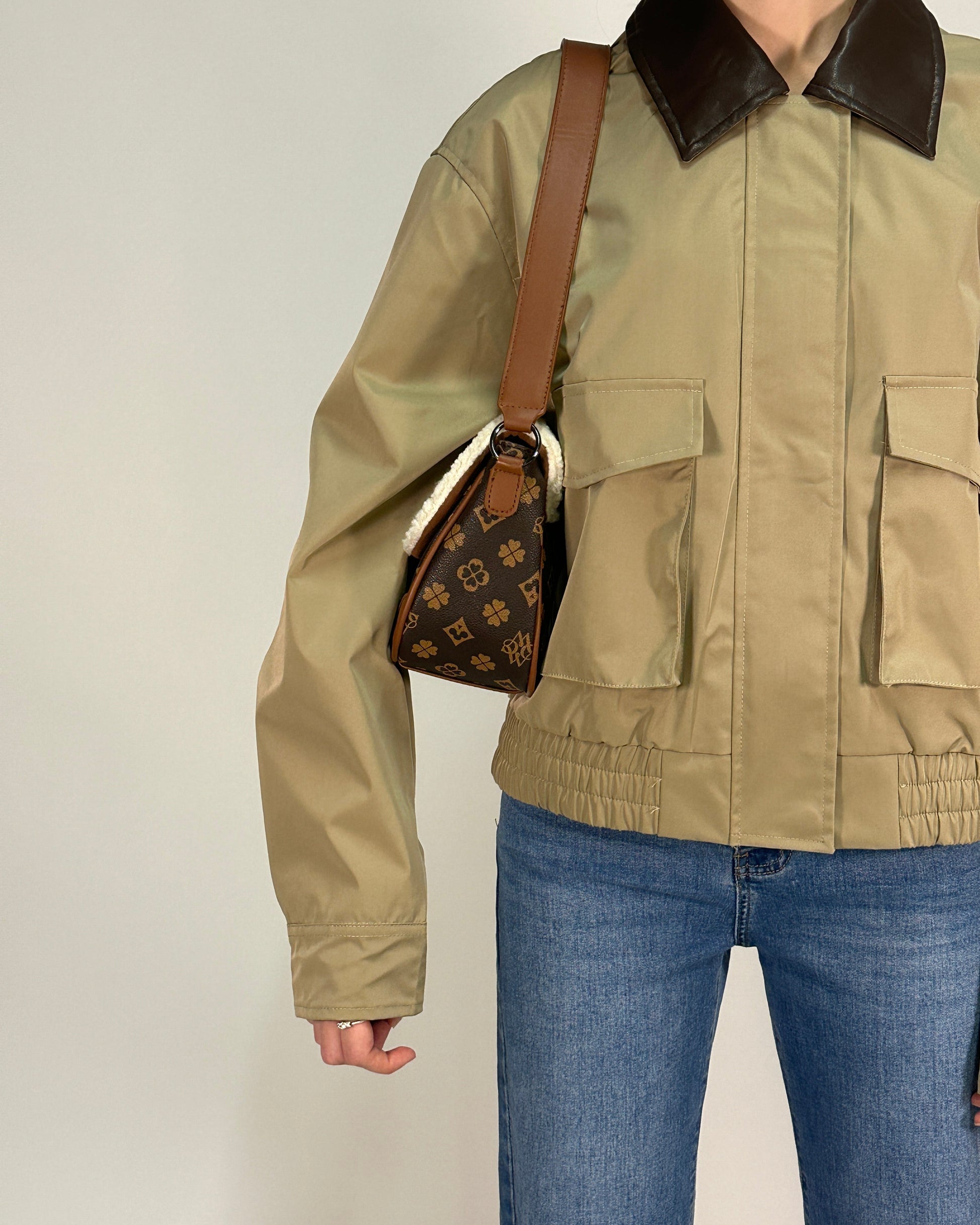 Giacca beige con collo a contrasto