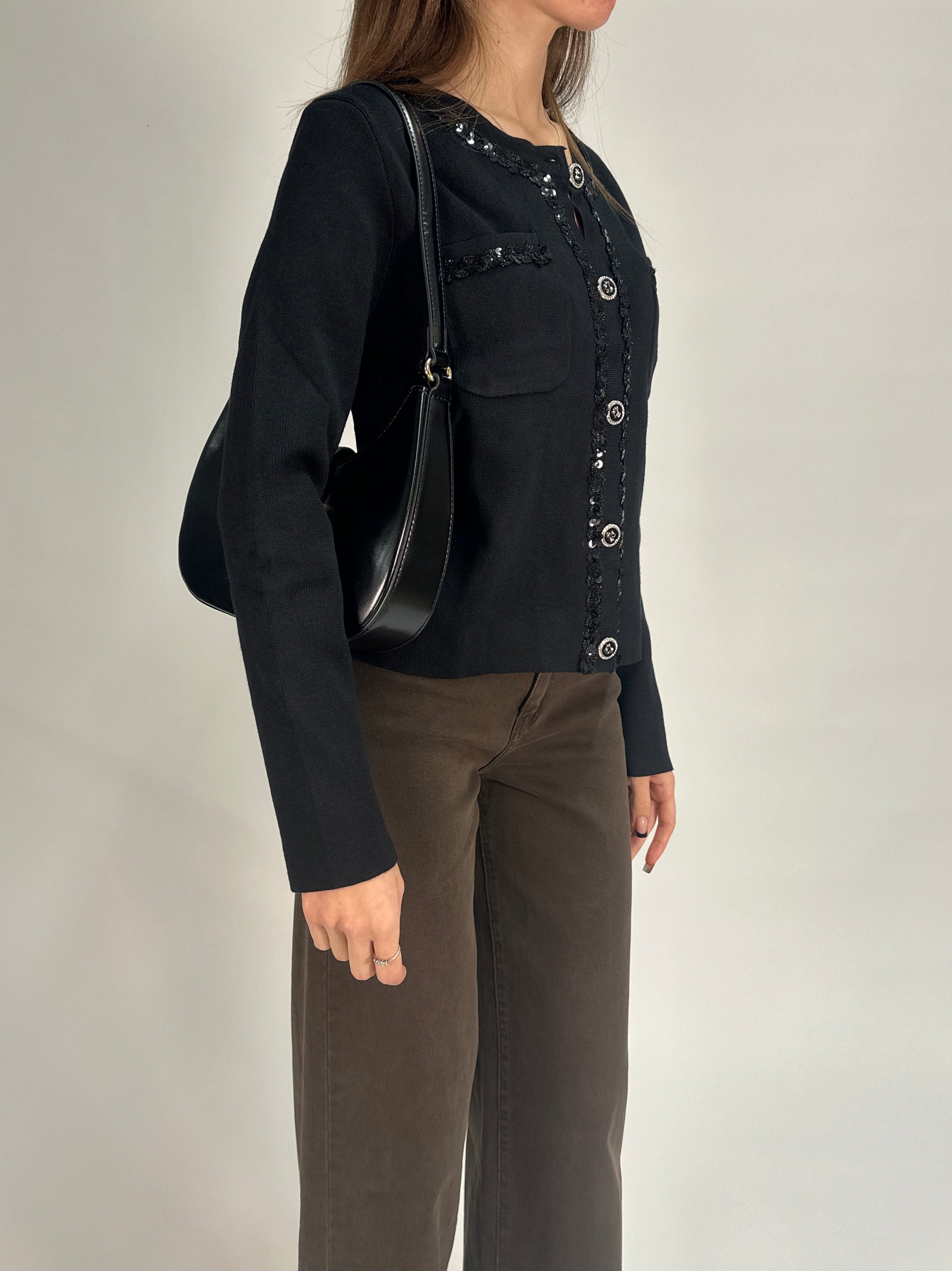 Cardigan Nero con Dettagli in Paillettes e Tasche