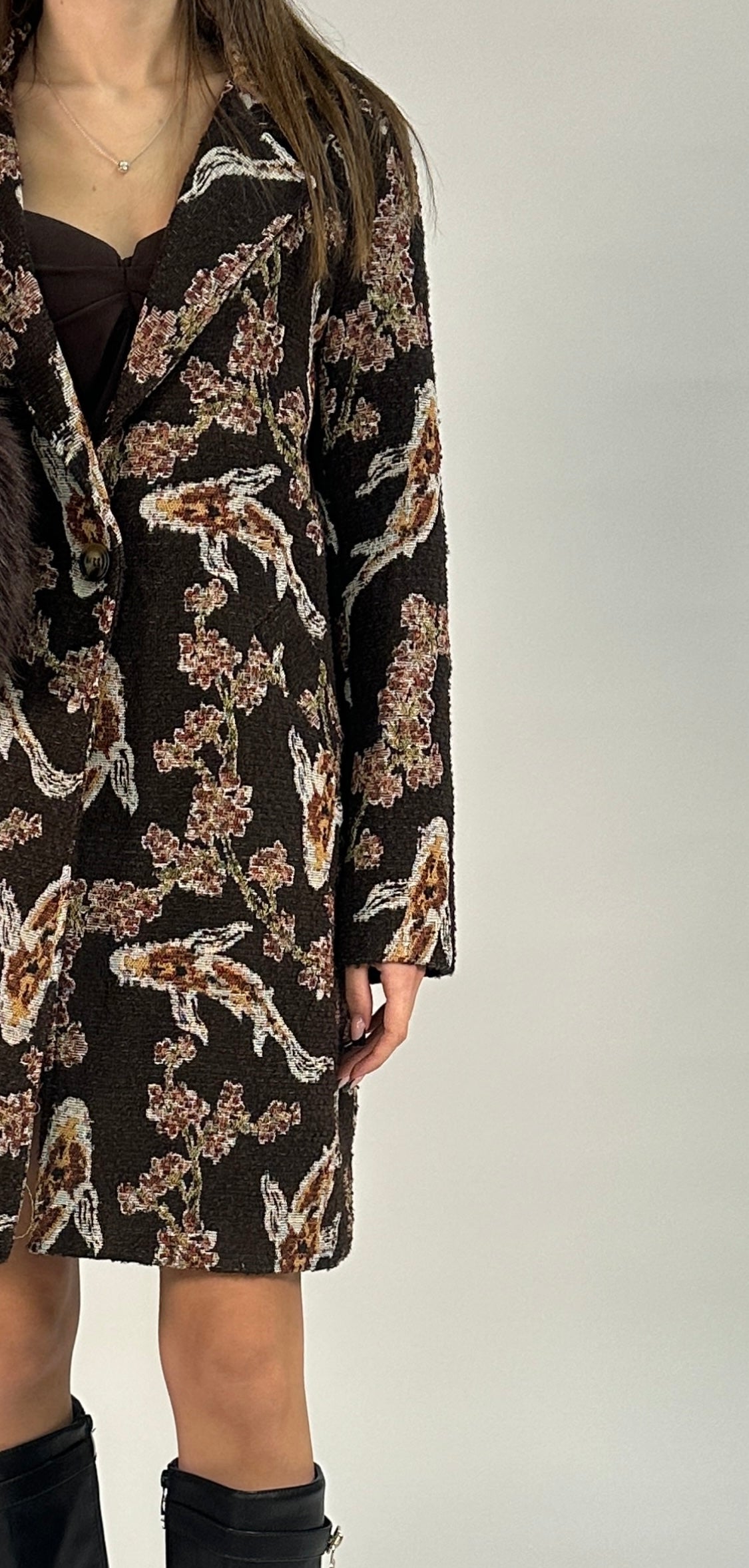 Cappotto Corto con Motivo Floreale e Carpe