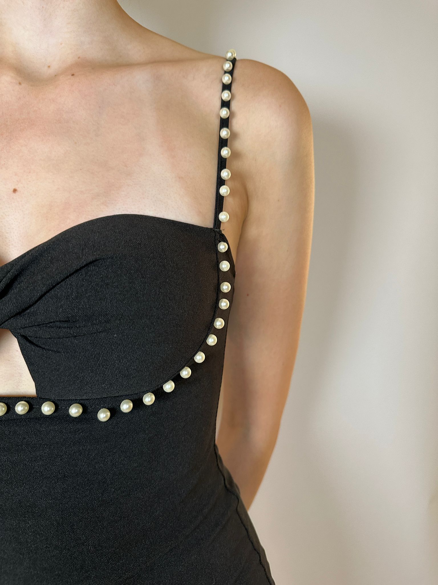 Abito nero con perline