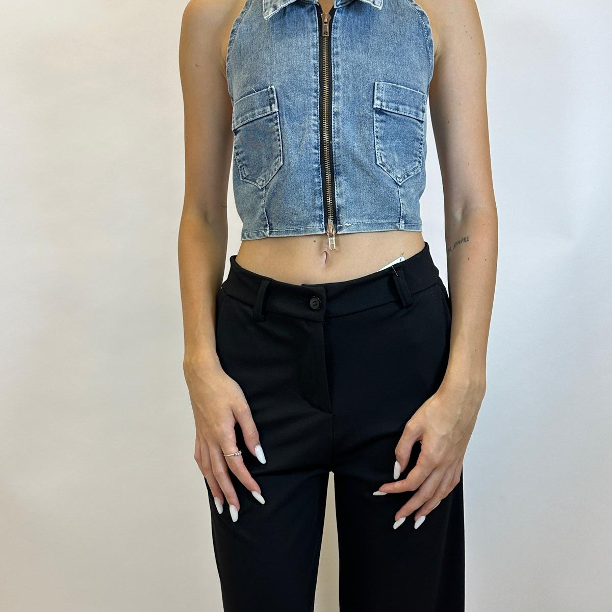 Top Cropped in Denim con Zip e Tasche – Stile Streetwear