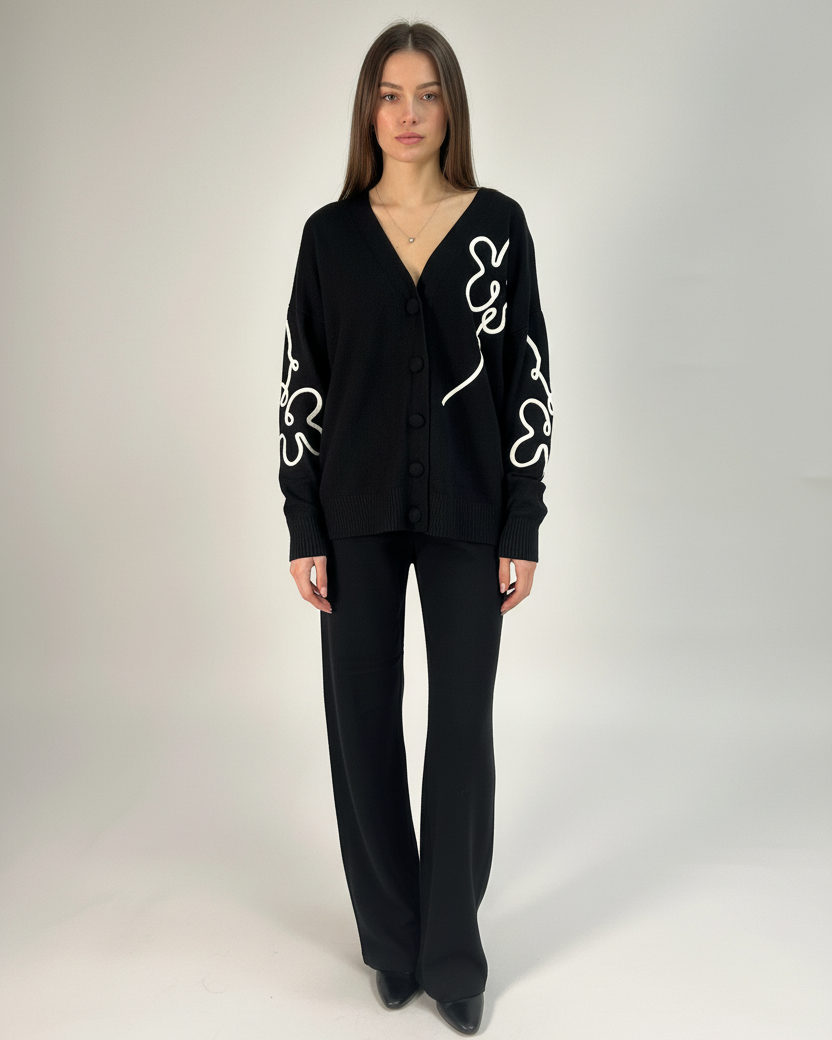 Cardigan nero modella inquadratura ampia