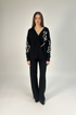 Cardigan nero modella inquadratura ampia