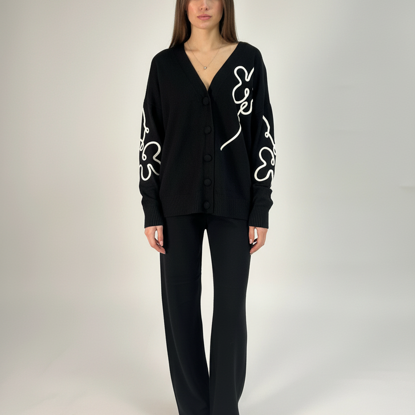 Cardigan nero modella inquadratura ampia