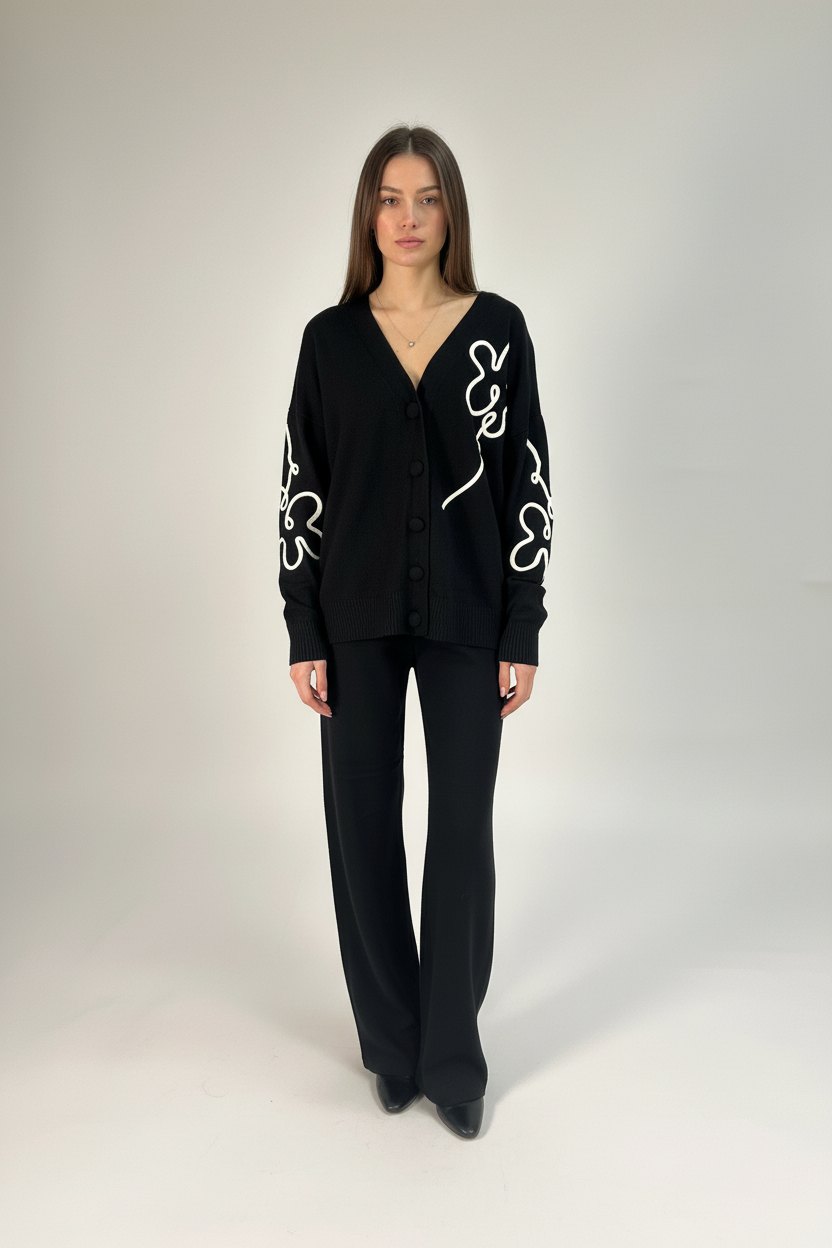 Cardigan nero modella inquadratura ampia