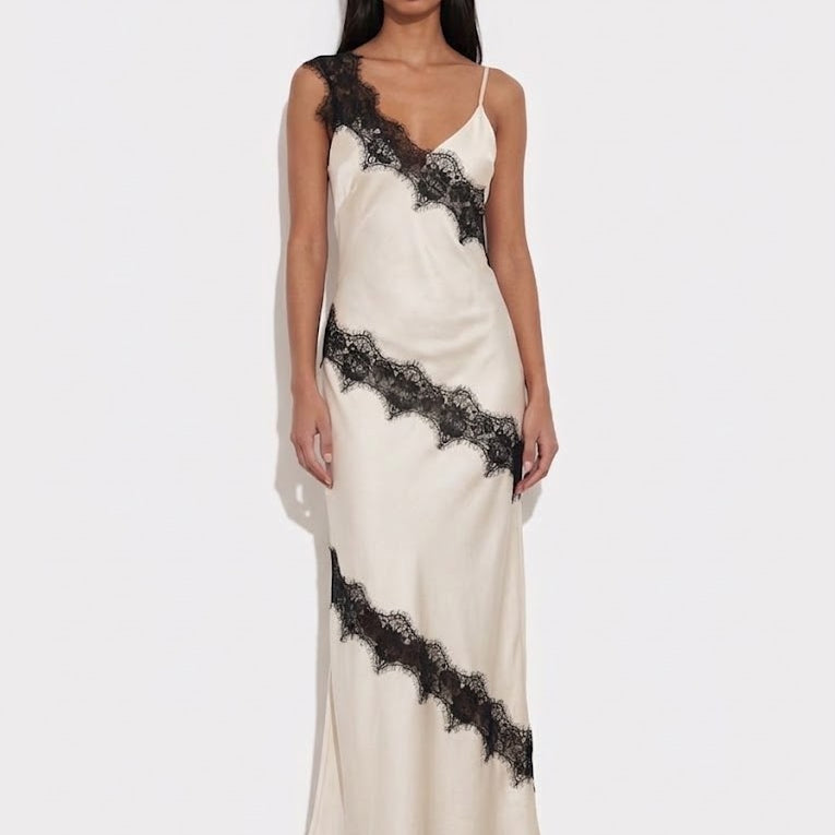 Abito elegante in satin con bordi in pizzo nero
