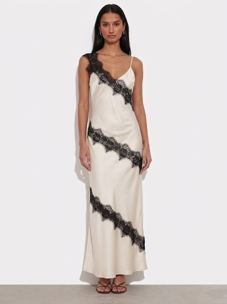 Abito elegante in satin con bordi in pizzo nero