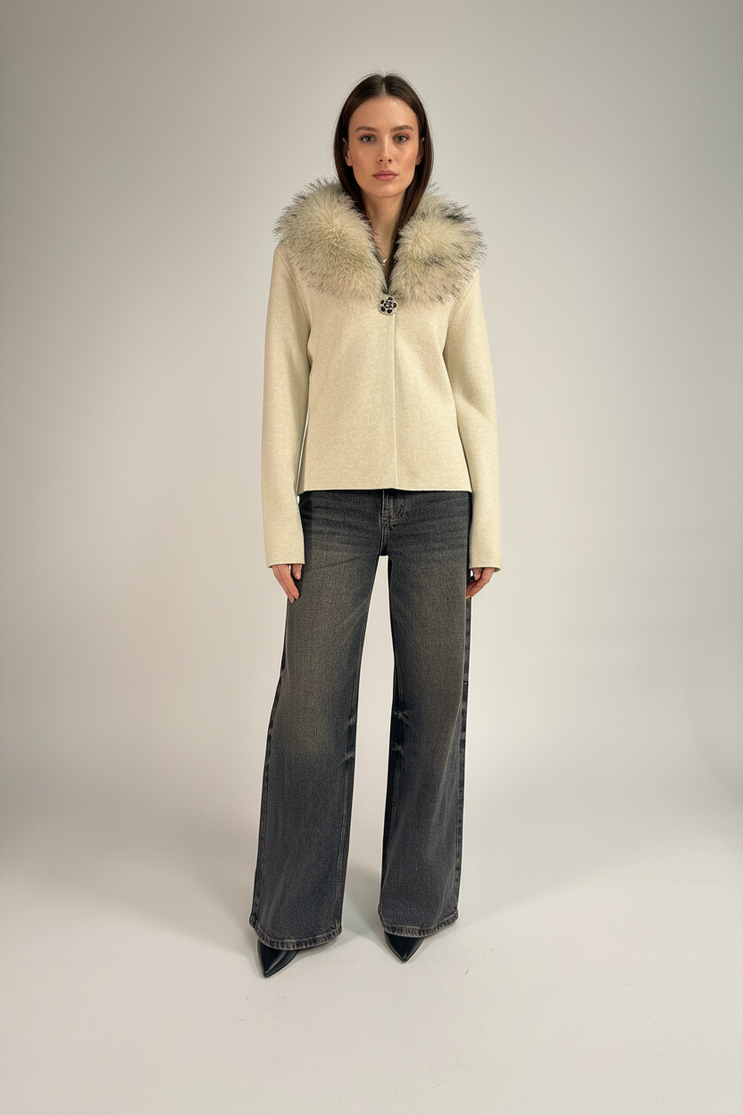 Giacca beige con pelliccia - foto realistica