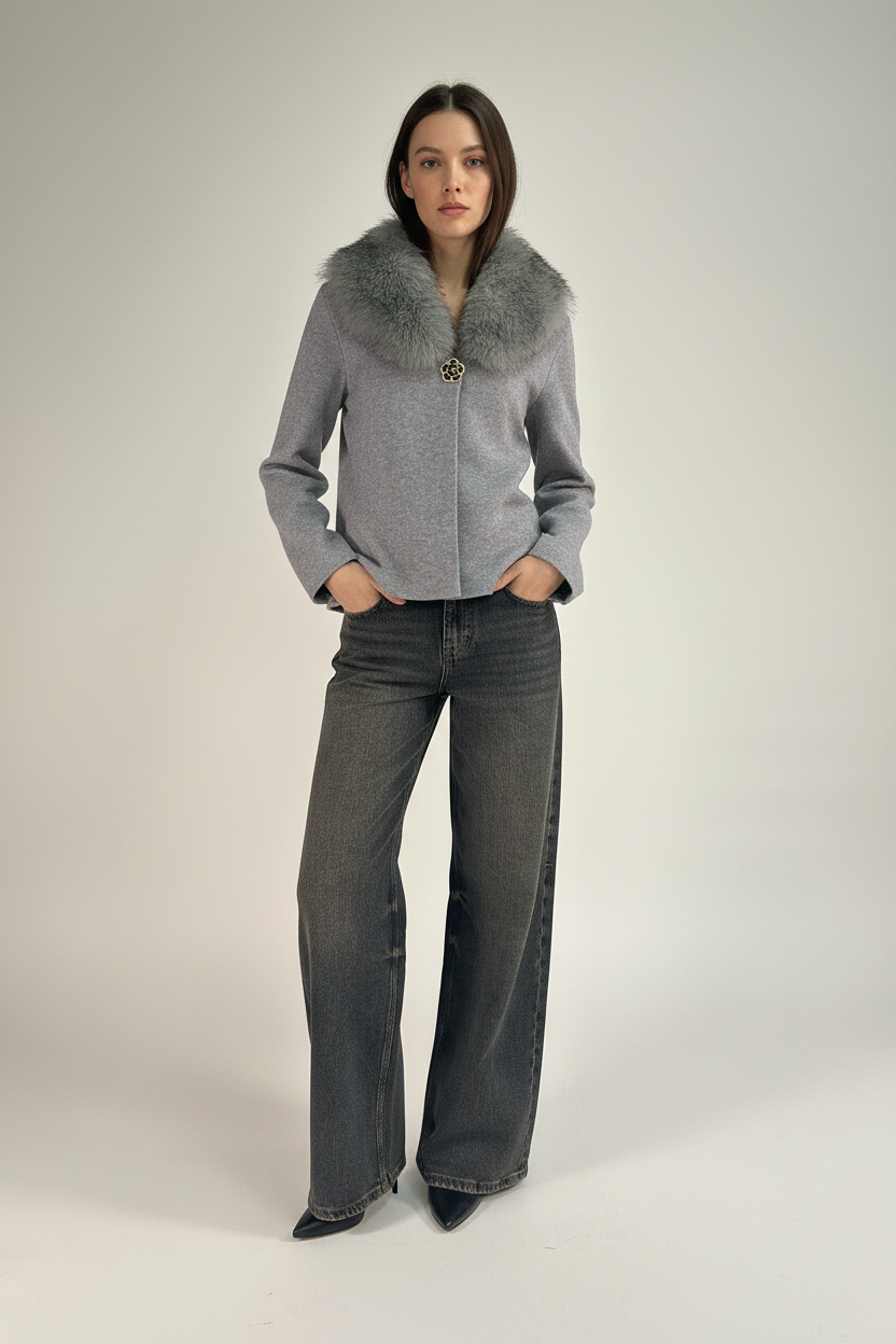Giacca grigia con pelliccia - modella