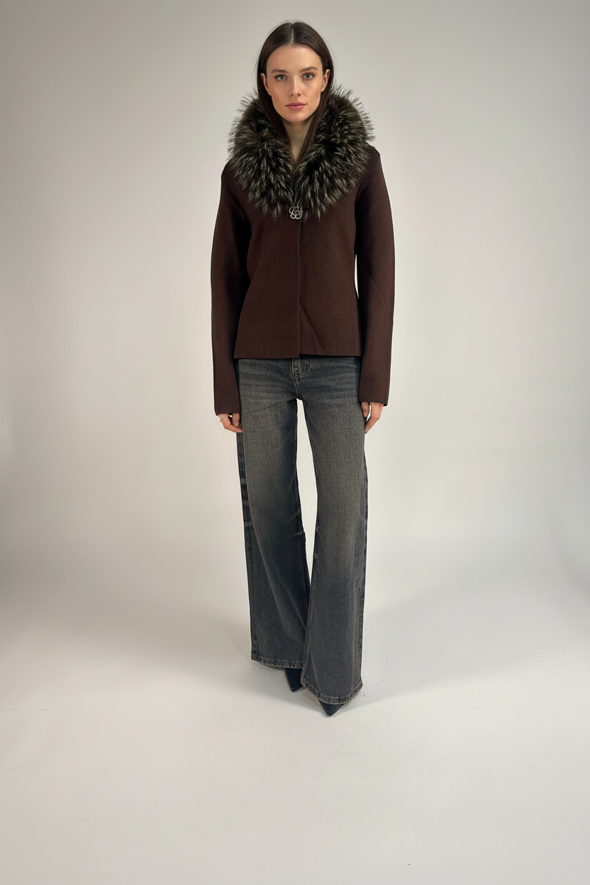 Giacca marrone con pelliccia - foto realistica