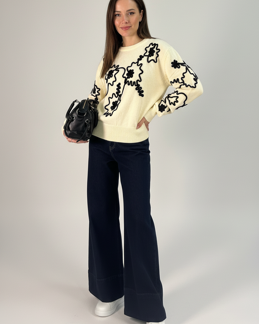 Maglione crema con posa elegante