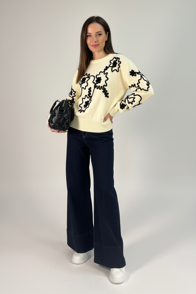 Maglione crema con posa elegante